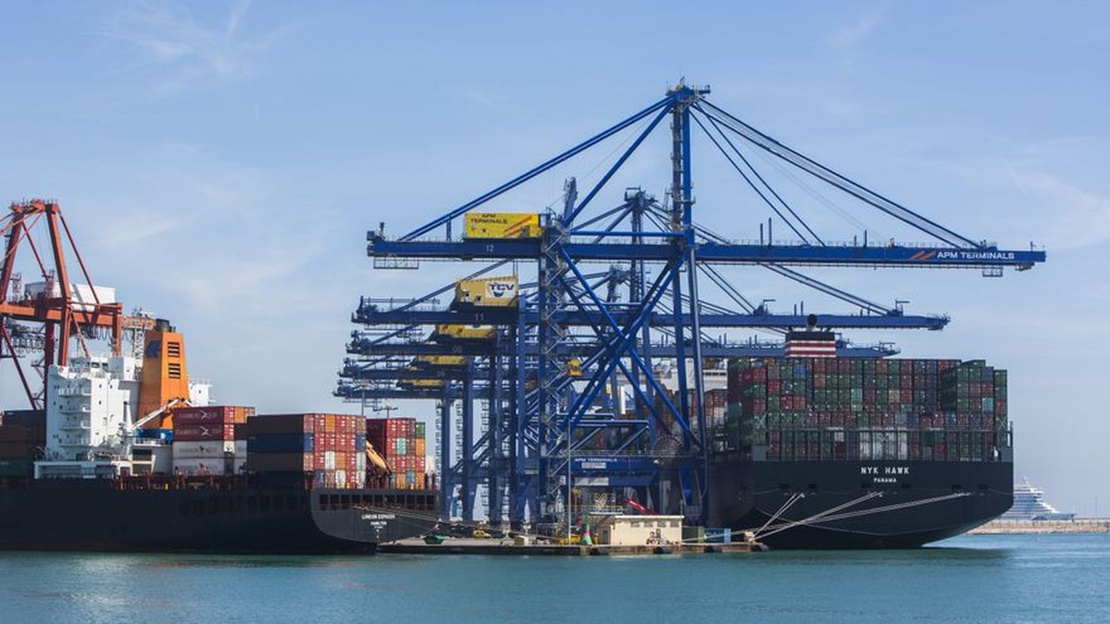 Imatge d'arxiu de la terminal d'APM en el port de València