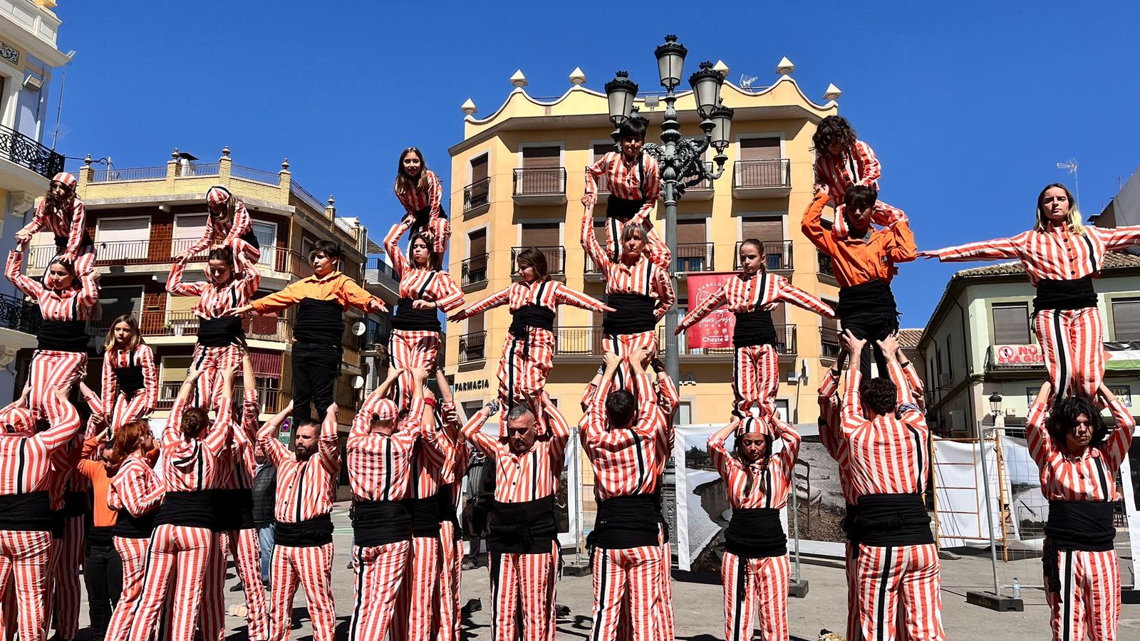 La Jove Muixeranga de València ha alçat una torre humana com a símbol de la força col·lectiva i la solidaritat