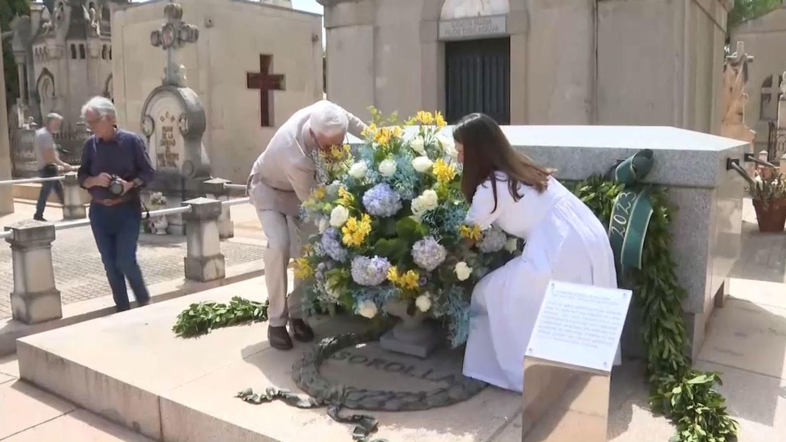 El president de la fundació del Museu Sorolla i una rebesneta del pintor dipositen un ram de flors en la tomba de l'artista, al Cementeri General de València