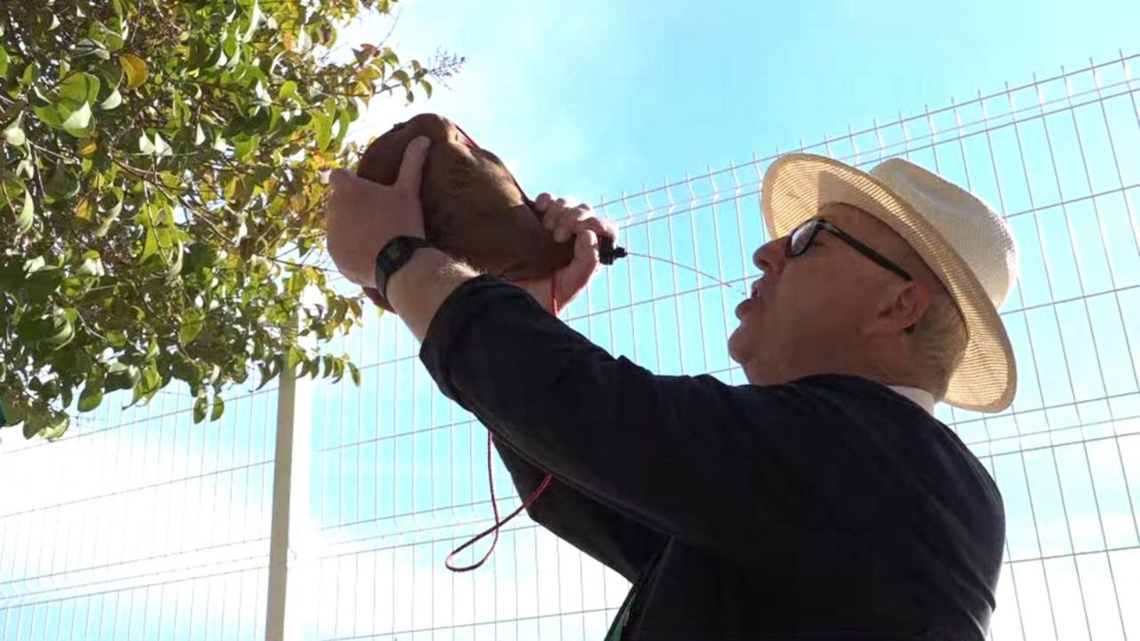 Un home veu vi d'una bota durant la romeria de les canyes, a les Festes de la Magdalena de Castelló
