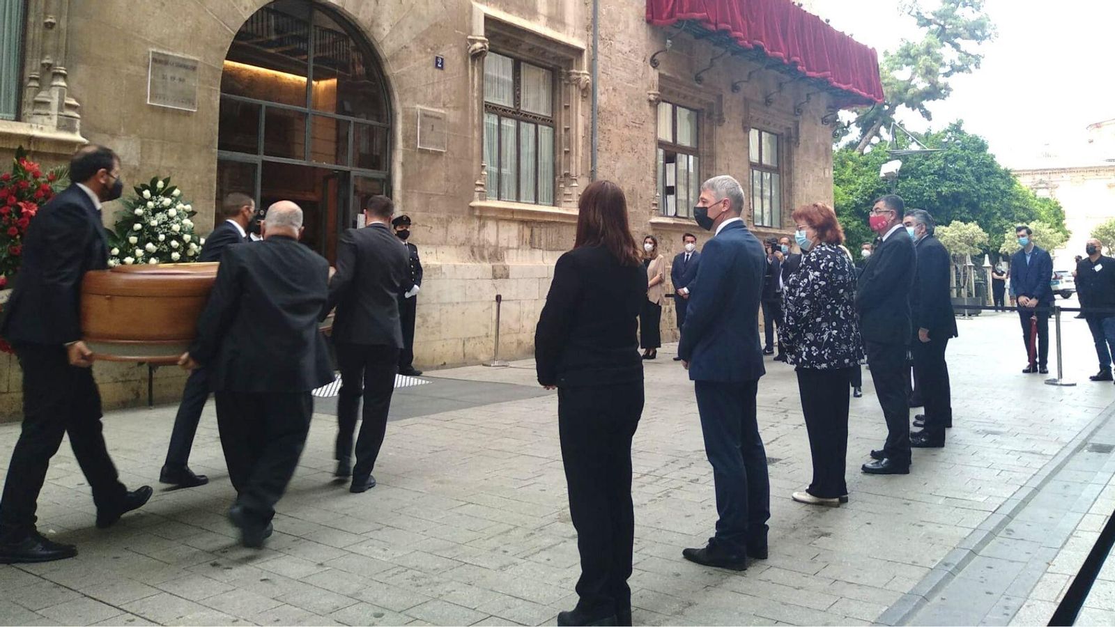 Últim adéu a Brines en la capella ardent del Palau de la Generalitat