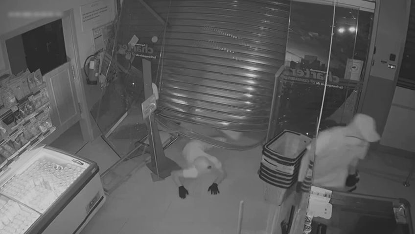 Les càmeres de seguretat capten el moment en què dos dels arrestats accedixen amb violència a un dels establiments