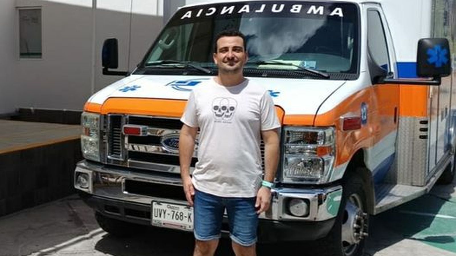 Adrián Fernández en l'eixida de l'hospital a Cancún