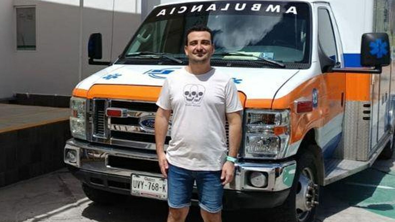Adrián Fernández en l'eixida de l'hospital a Cancún Adrián Fernández en l'eixida de l'hospital a Cancún