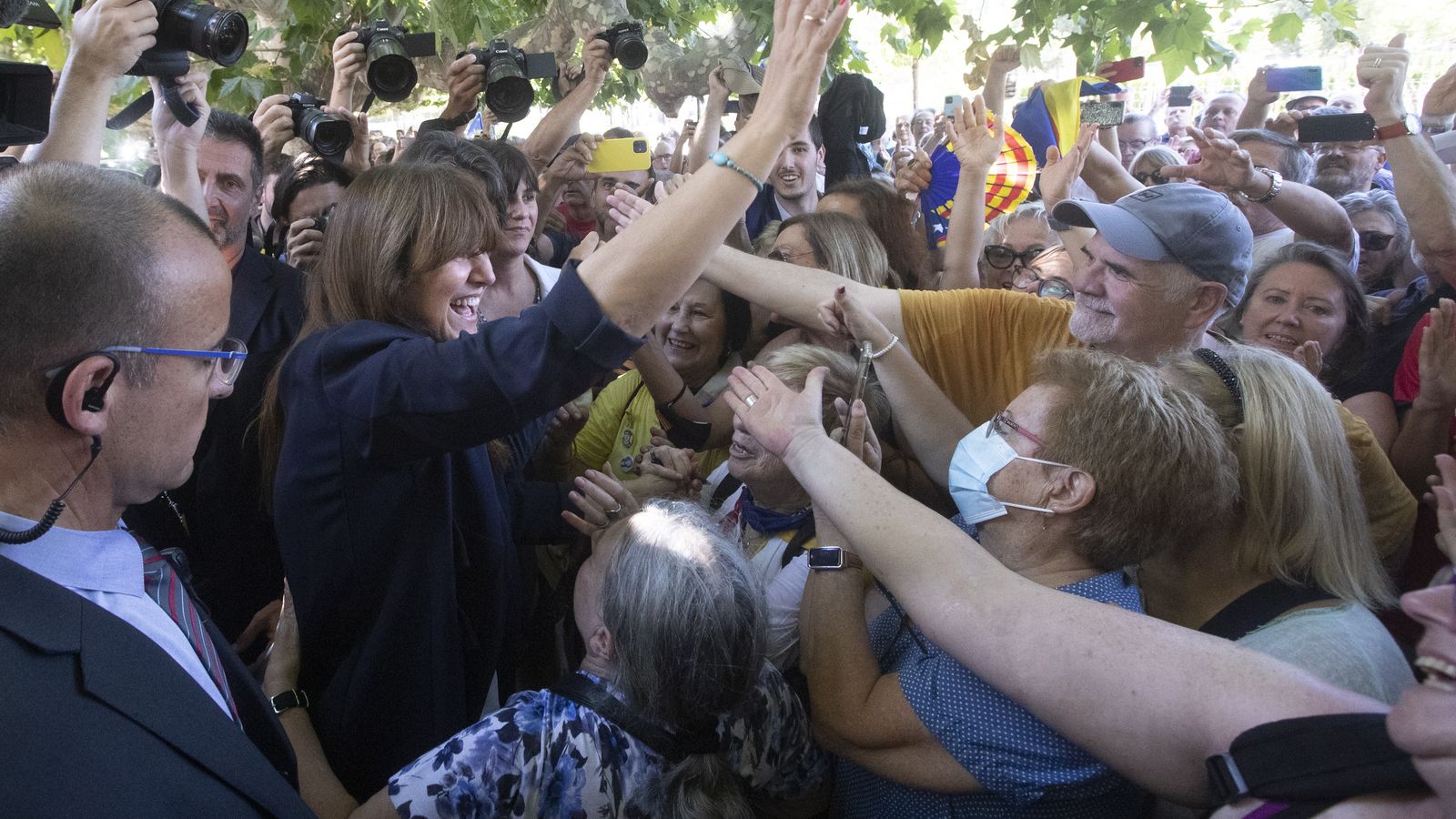 La presidenta del Parlament català Laura Borràs saluda als seus simpatitzants aquest dijous