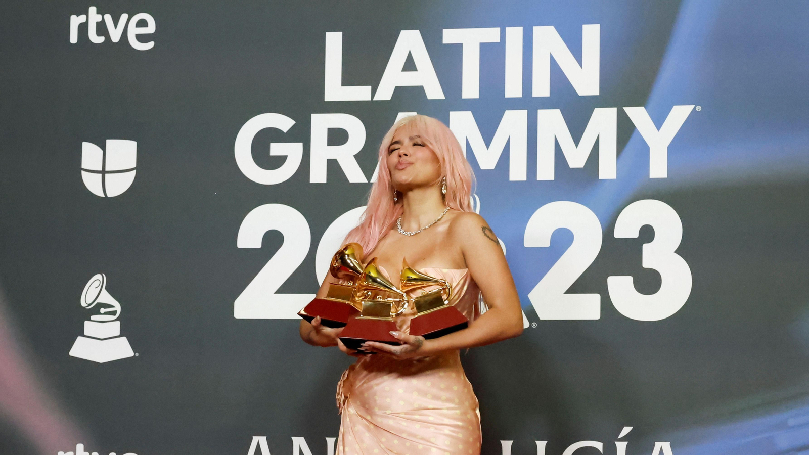 Karol G amb els Grammy Llatins que va recollit aquest dijous per la nit a Sevilla