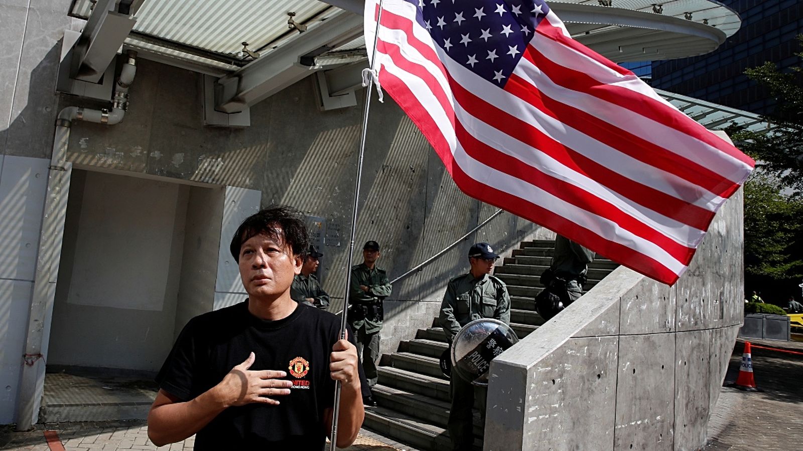 Una manifestant protesta amb una bandera dels EUA davant del Consell Legislatiu de Hong Kong