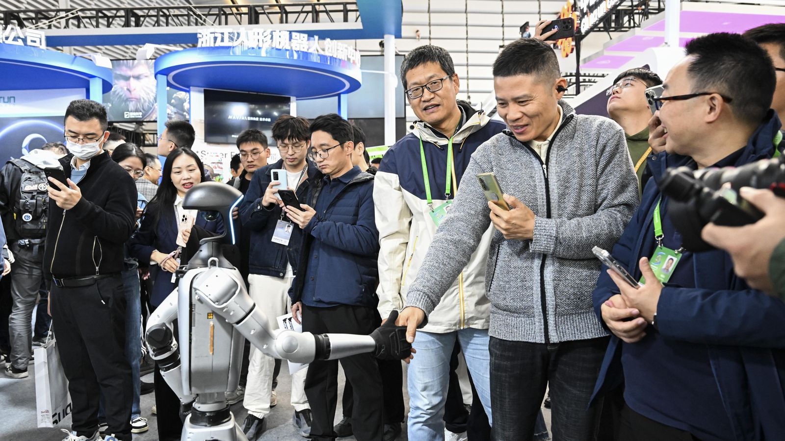 Un visitant amb un robot en la Light of Internet Expo en Wuzhen, durant la Conferència Mundial d'Internet (WIC), la Xina