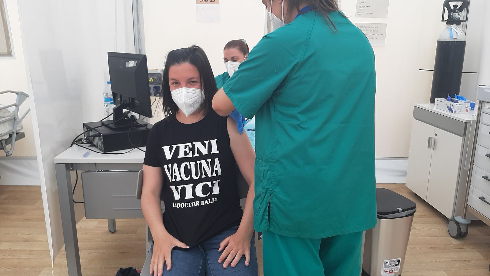 Una de les persones del centre IES Doctor Balmis en plena vacunació
