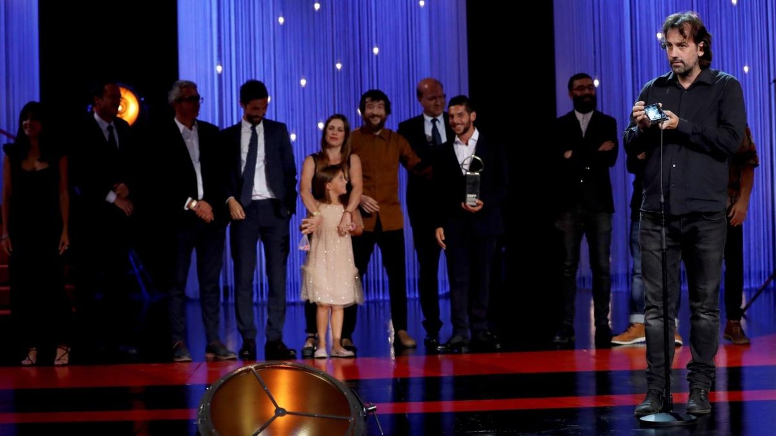 El director Isaki Lacuesta i el seu equip després de rebre el guardó