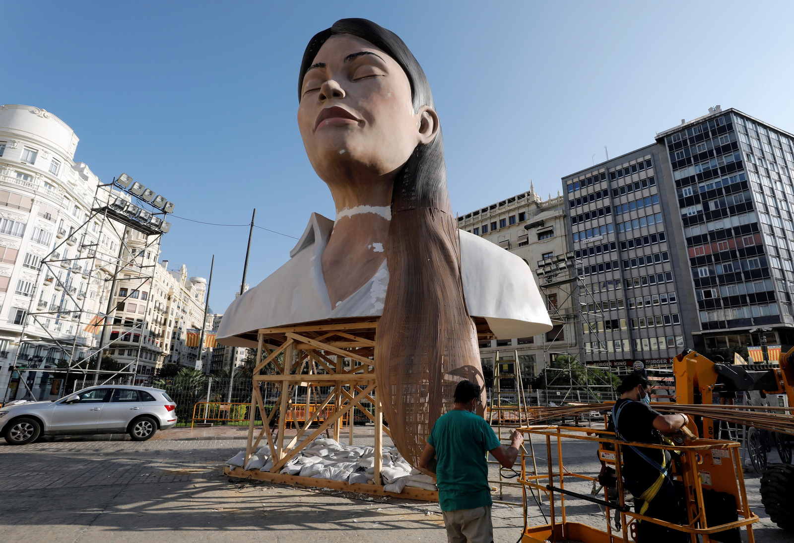 La meditadora de la plaça de l'Ajuntament en la Plantà