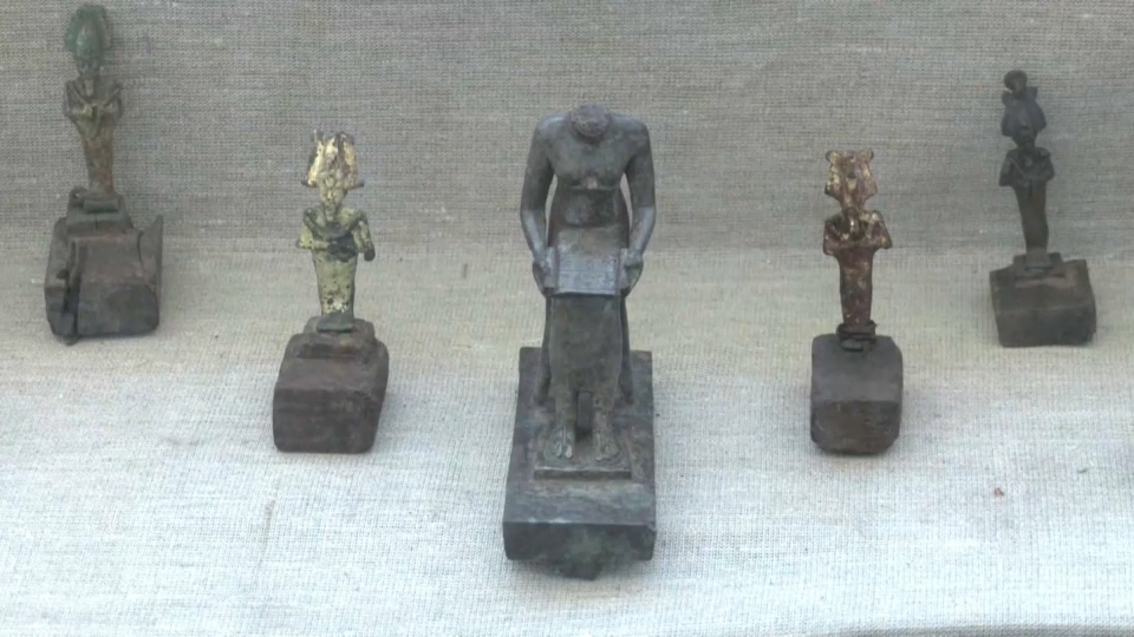 Estatuetes trobades al jaciment arqueològic de Saqqara, al sud del Caire