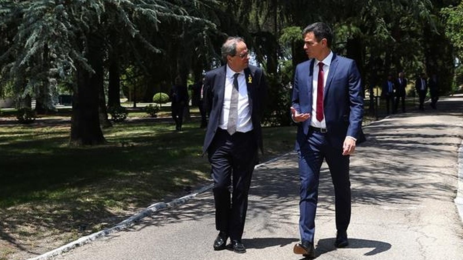 Els president del govern espanyol, Pedro Sánchez, i el cap de l'exectiu català, Quim Torra, als jardins de La Moncloa