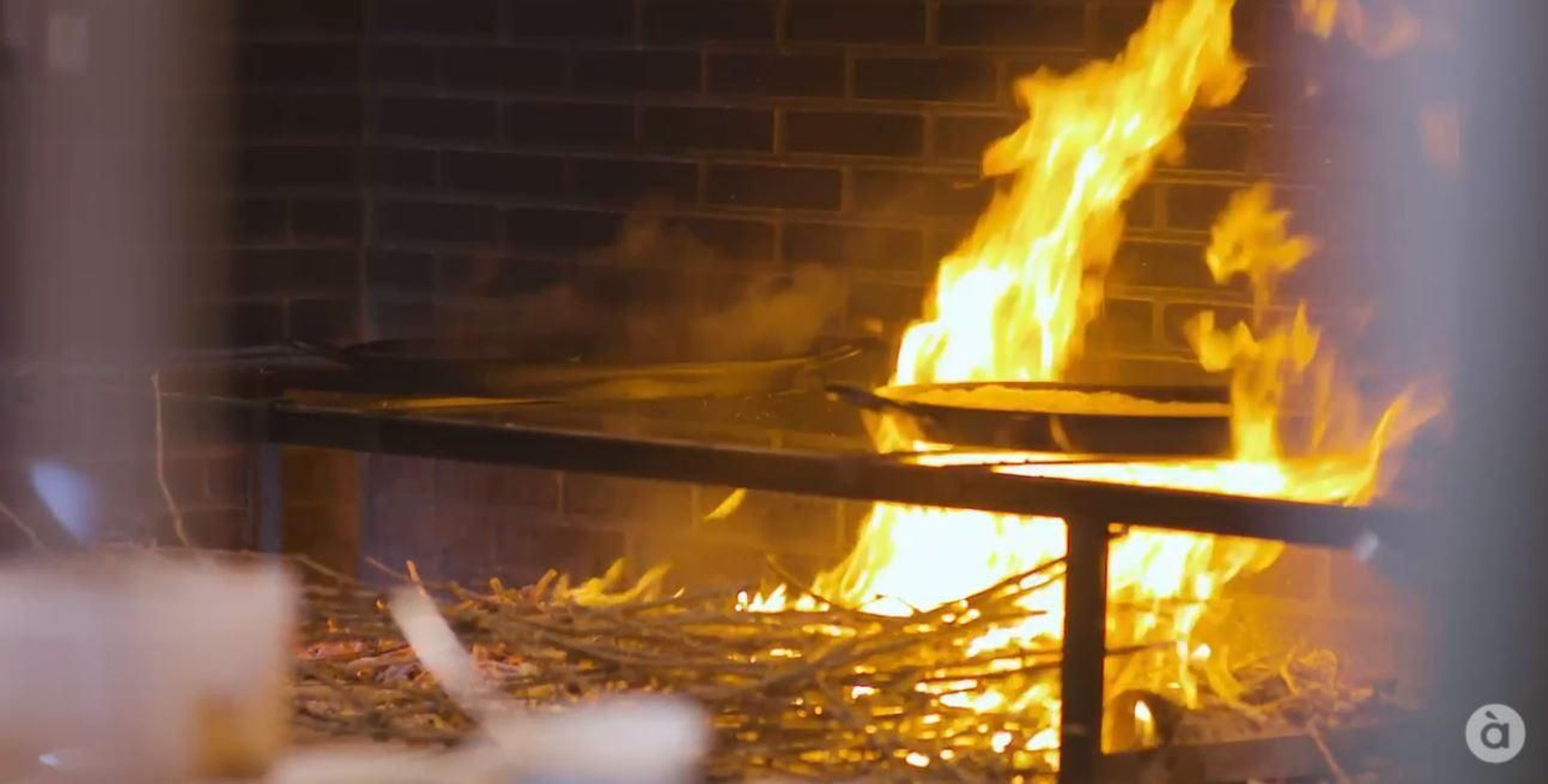 Cap al final de la cocció és recomanable la flama alta d'una fusta aromàtica