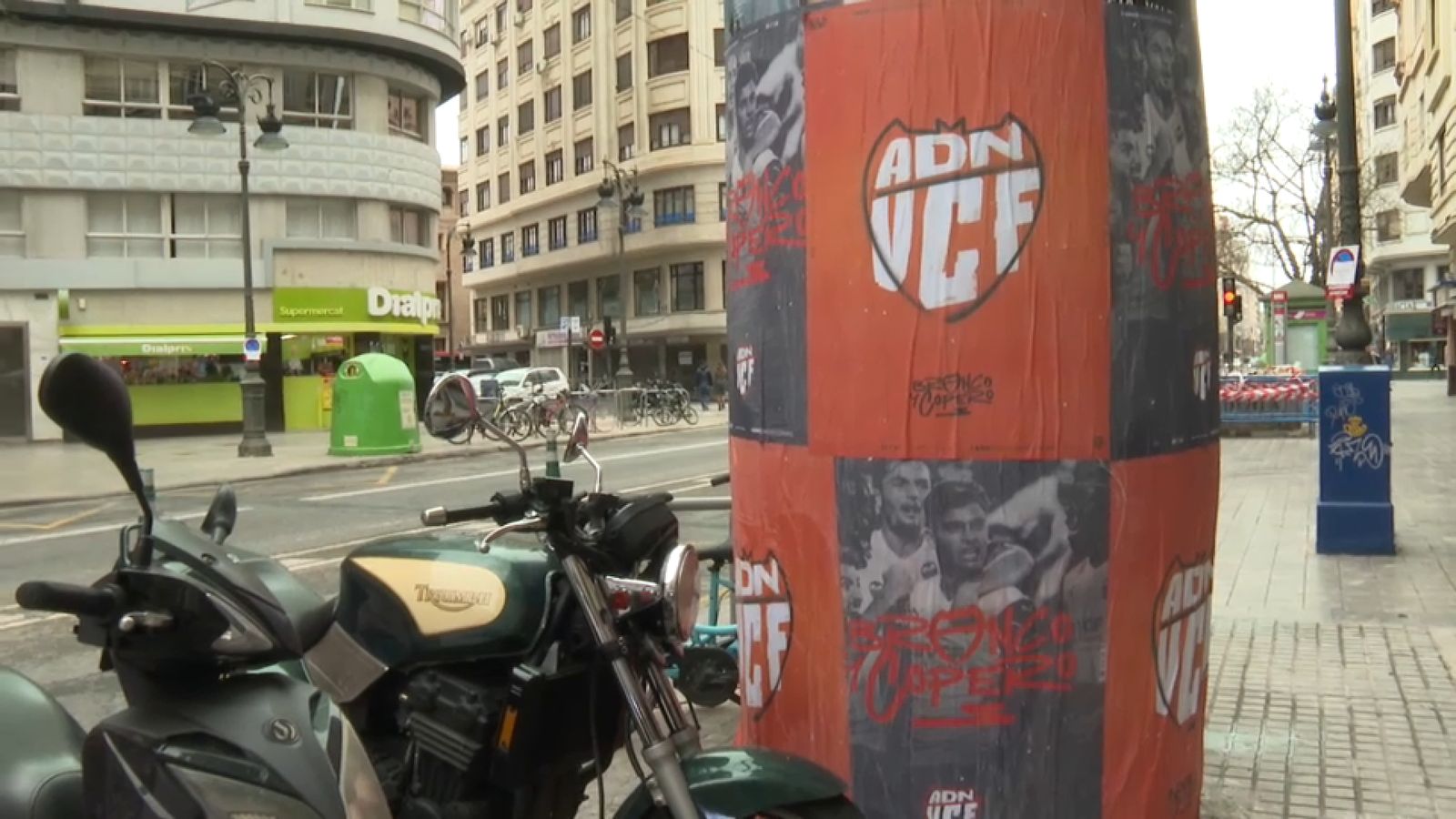 Mobiliari urbà de València ha estat recobert per pancartes del club de Mestalla