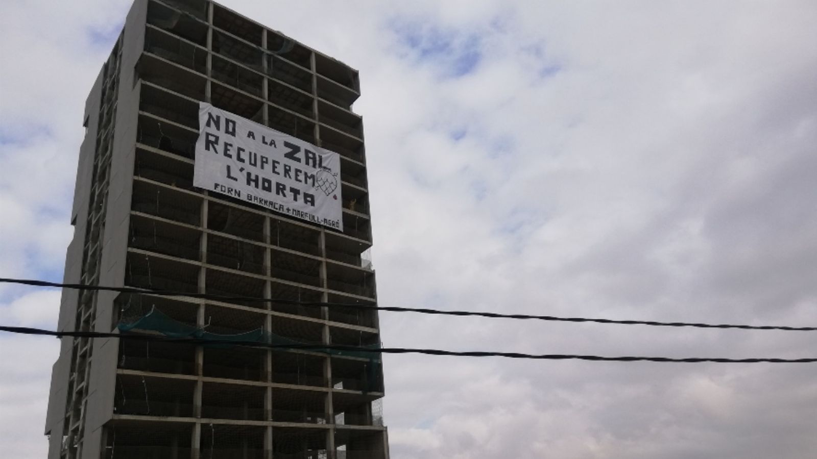 Pancarta desplegada pels col·lectius ecologistes