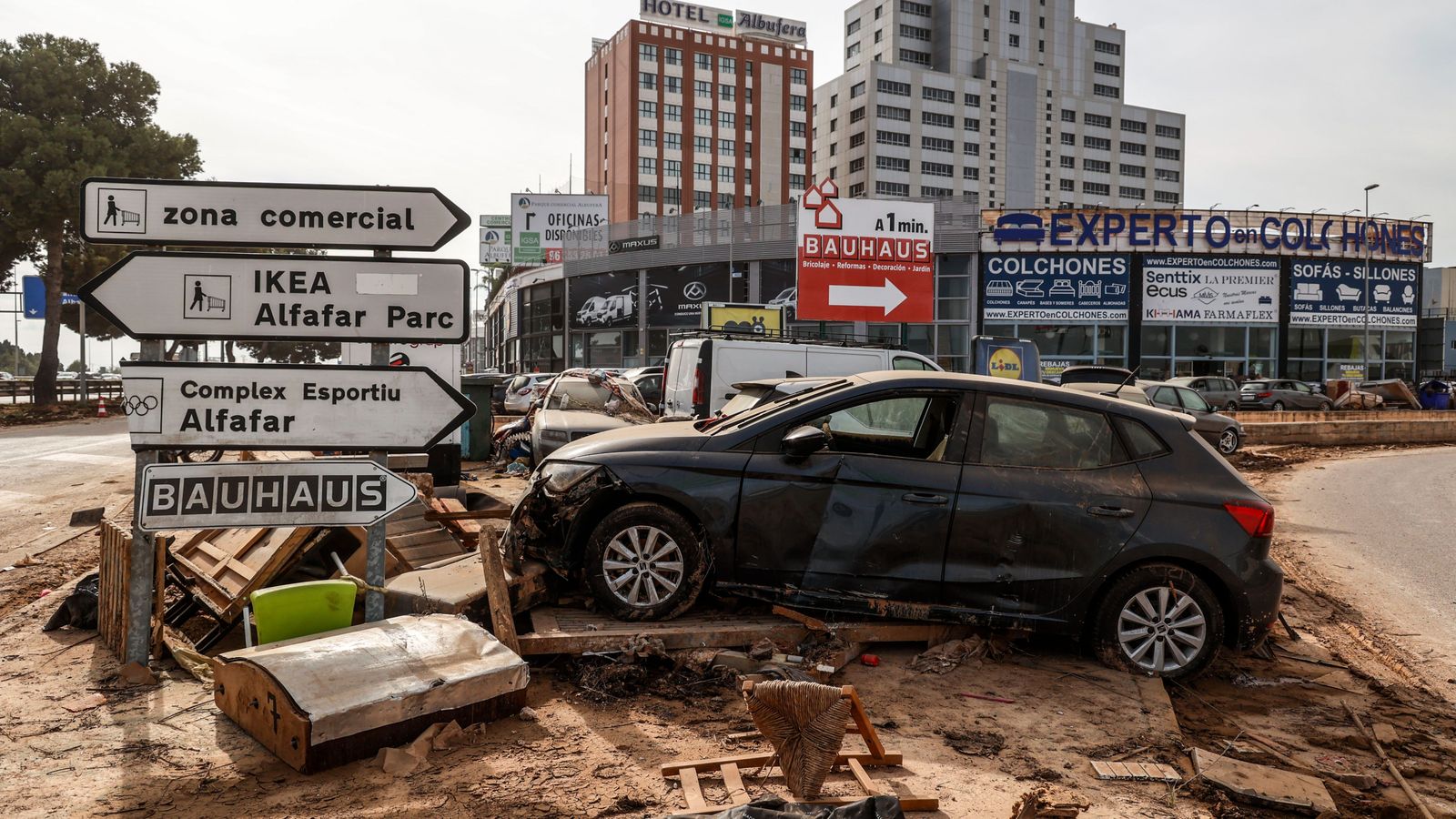 Accés a la zona comercial d'Alfafar, on es concentren algunes de les empreses del sector del metall que s'han vist afectades per la DANA