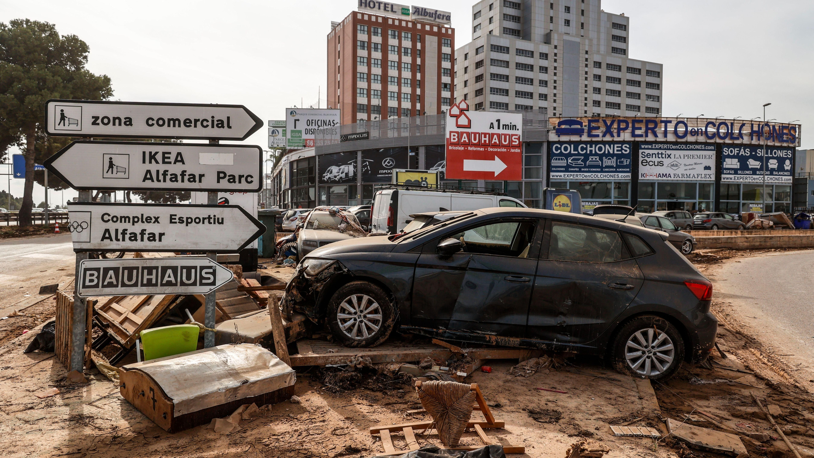 Accés a la zona comercial d'Alfafar, devastada per la tragèdia, dies després de la riuada Accés a la zona comercial d'Alfafar, on es concentren algunes de les empreses del sector del metall que s'han vist afectades per la DANA
