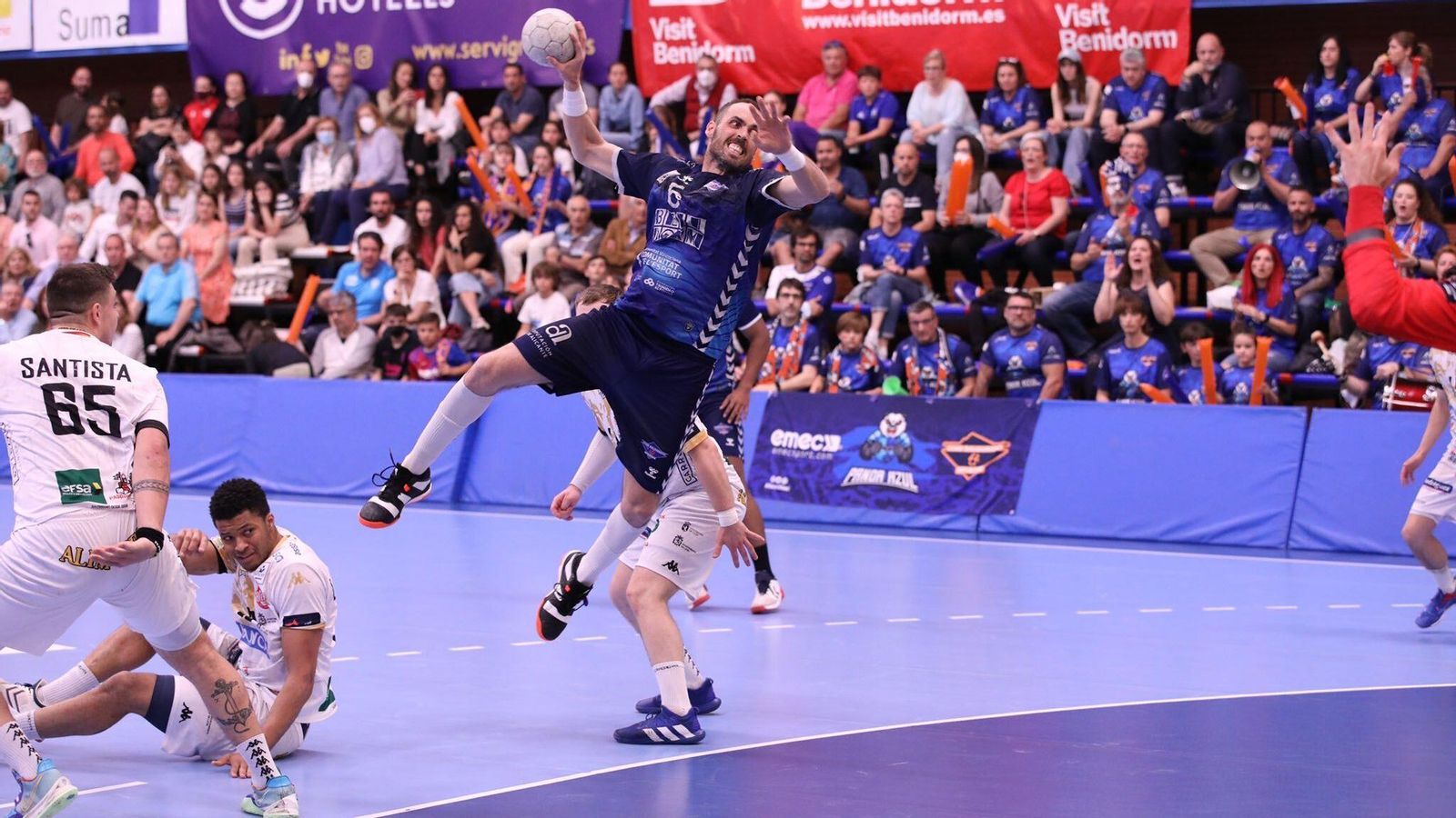 Iker Serrano fa un llançament a porteria