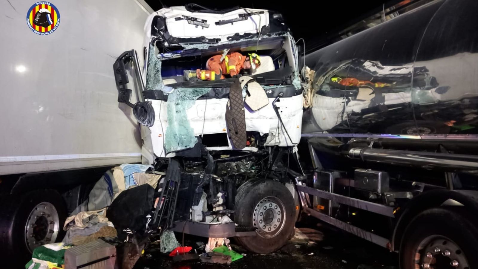 Estat en què va quedar la cabina d'un dels camions implicats en el xoc