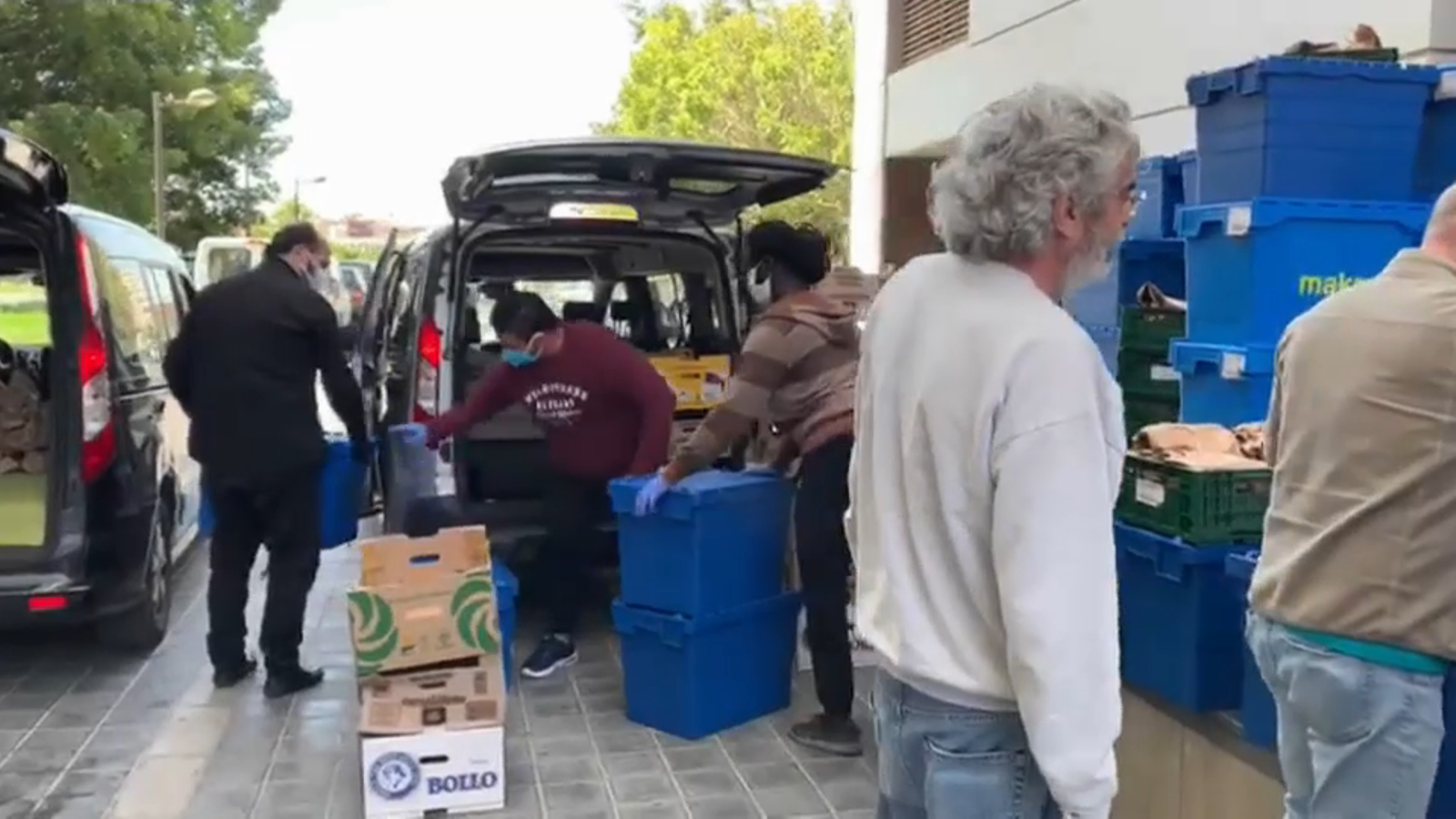 Una imatge d'arxiu de persones que reben ajuda de Cáritas