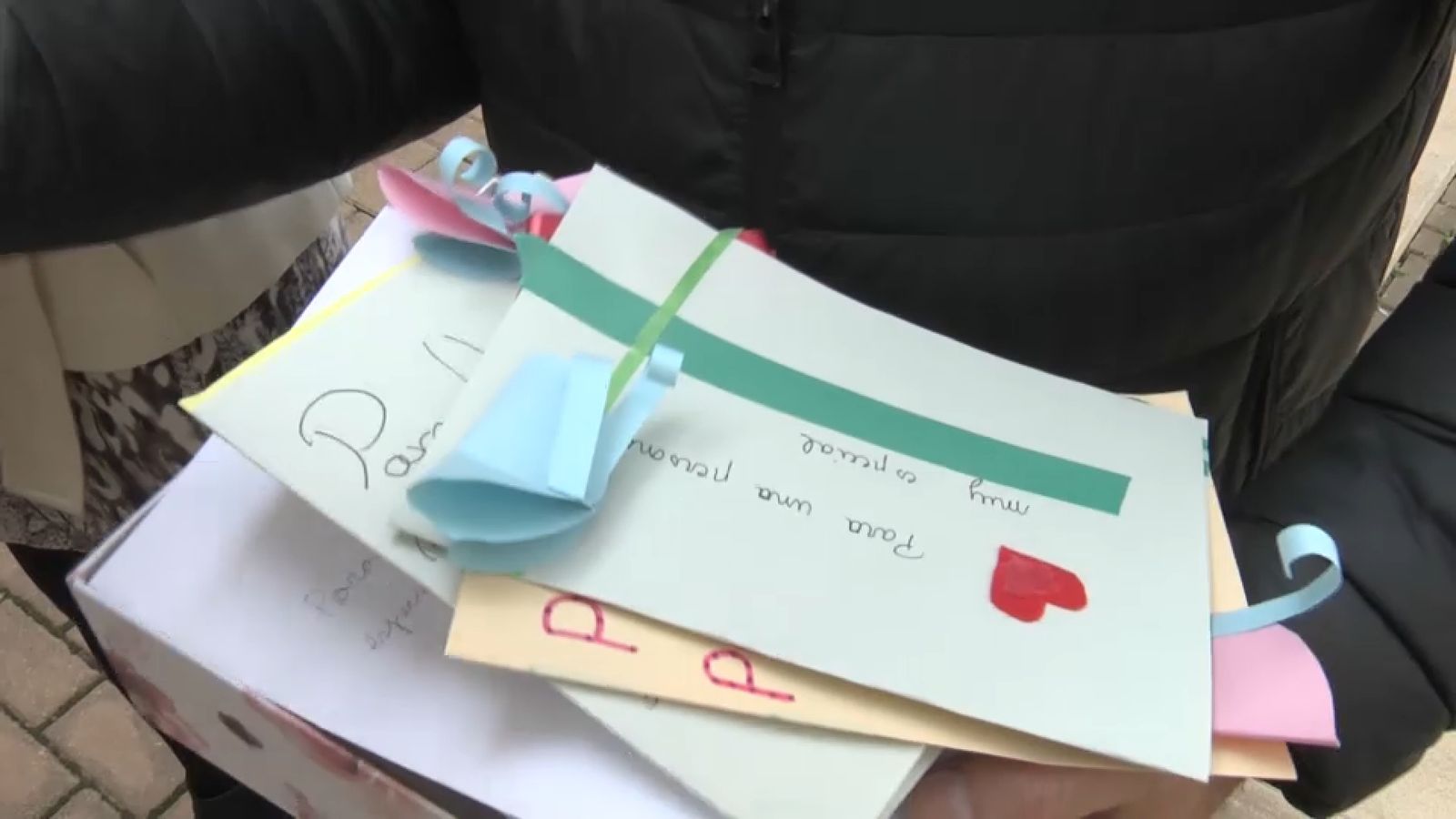 Algunes de les cartes que els estudiants han remés als residents del geriàtric del seu barri