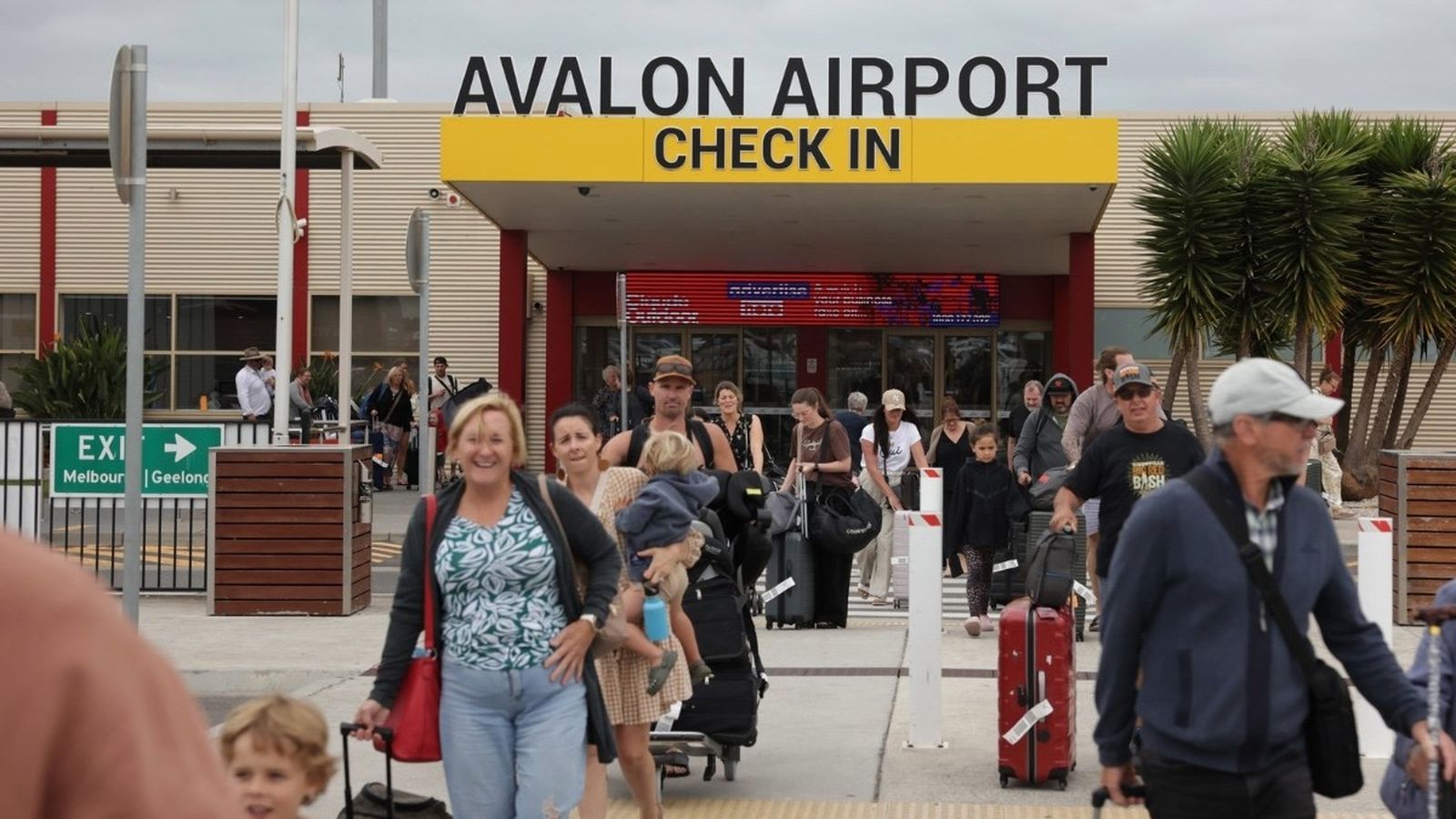 Passatgers eixint de l’aeroport d’Avalon, a Melbourne, després que la terminal haja estat tancada unes hores per un objecte sospitós que finalment s’ha identificat com un dispositiu de depilació làser