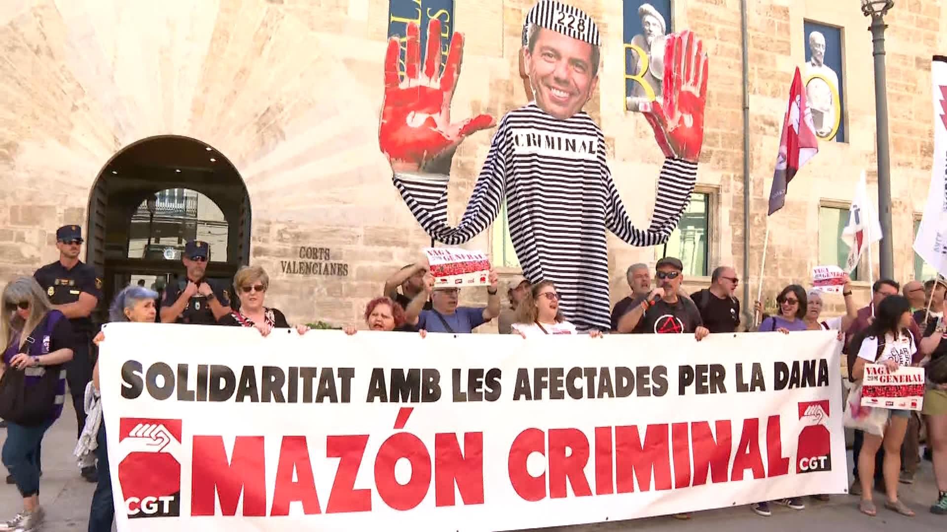 Protesta dels sindicats a les portes de les Corts