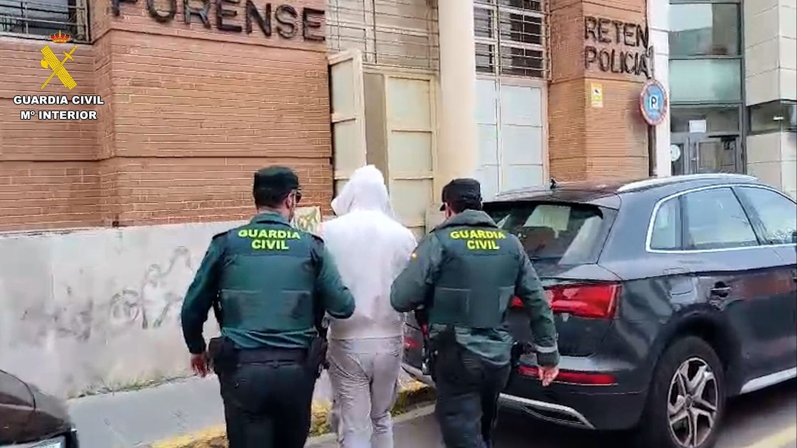 Dos agents de la Guàrdia Civil acompanyen fins al jutjat d'Alzira un dels arrestats per presumptament robar en supermercats