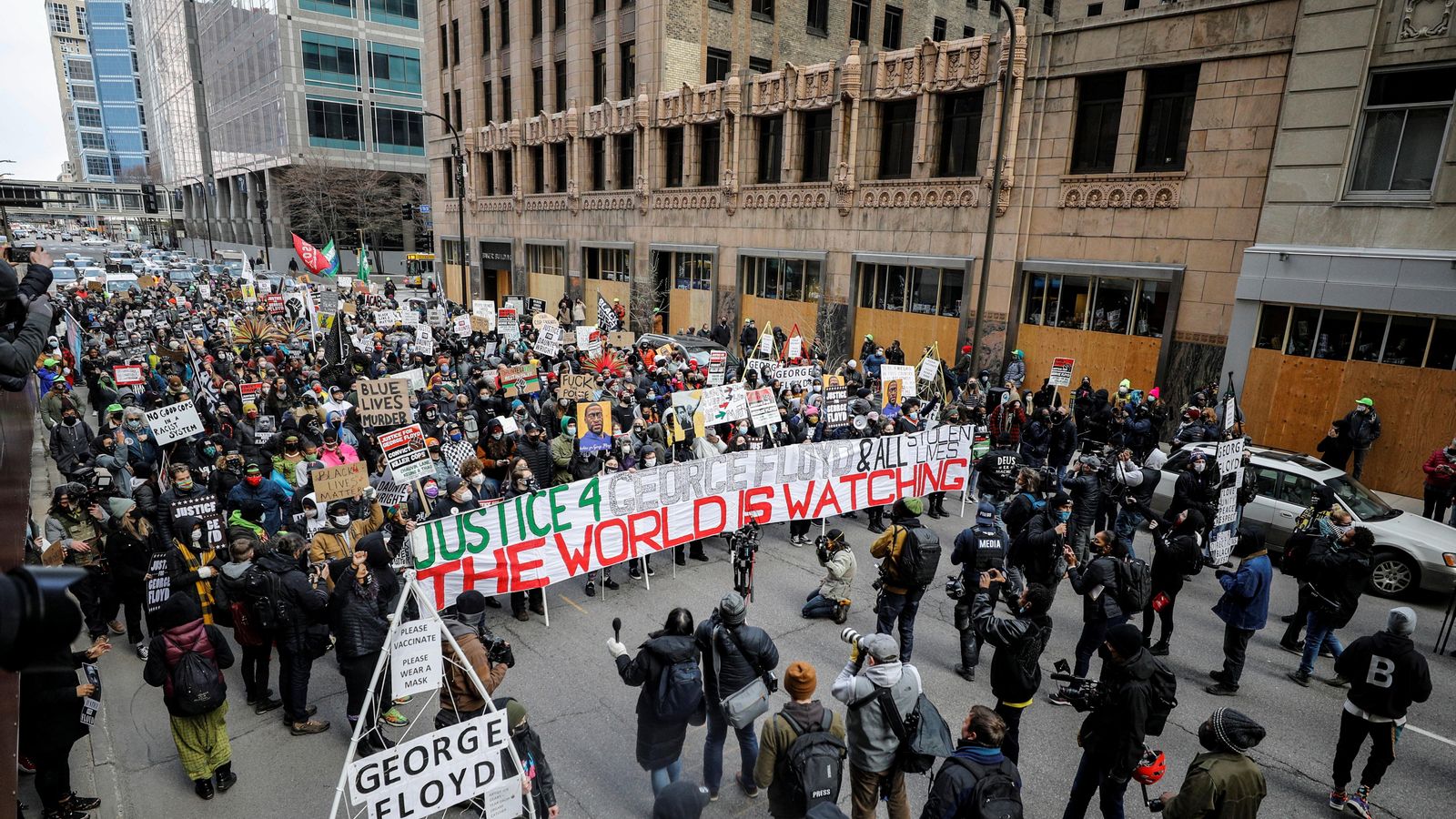 Manifestació a Minneapolis demanant justícia per a George Floyd aquest dilluns, mentre el jurat delibera