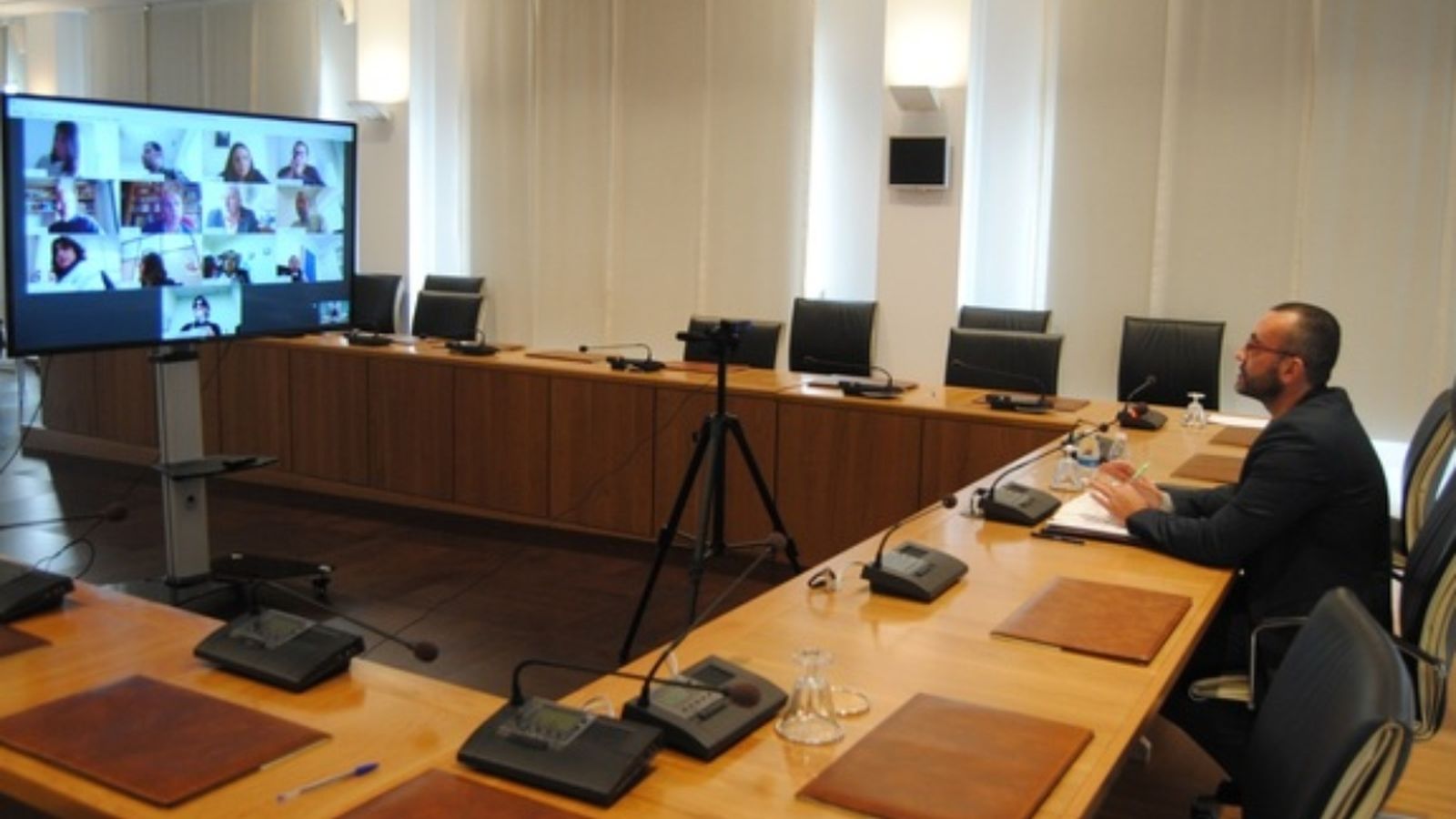 L'alcalde de Vila-real, el socialista José Benlloch, en el saló de plens de l'ajuntament