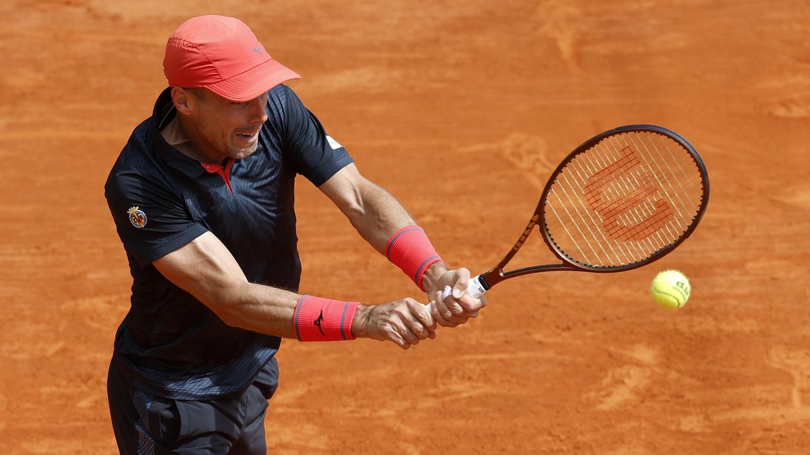 Bautista colpeja una pilota en el duel de segona ronda
