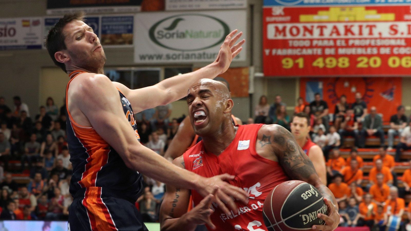 Gregory Vargas protegeix el baló davant la presencia de Sam Van Rossom