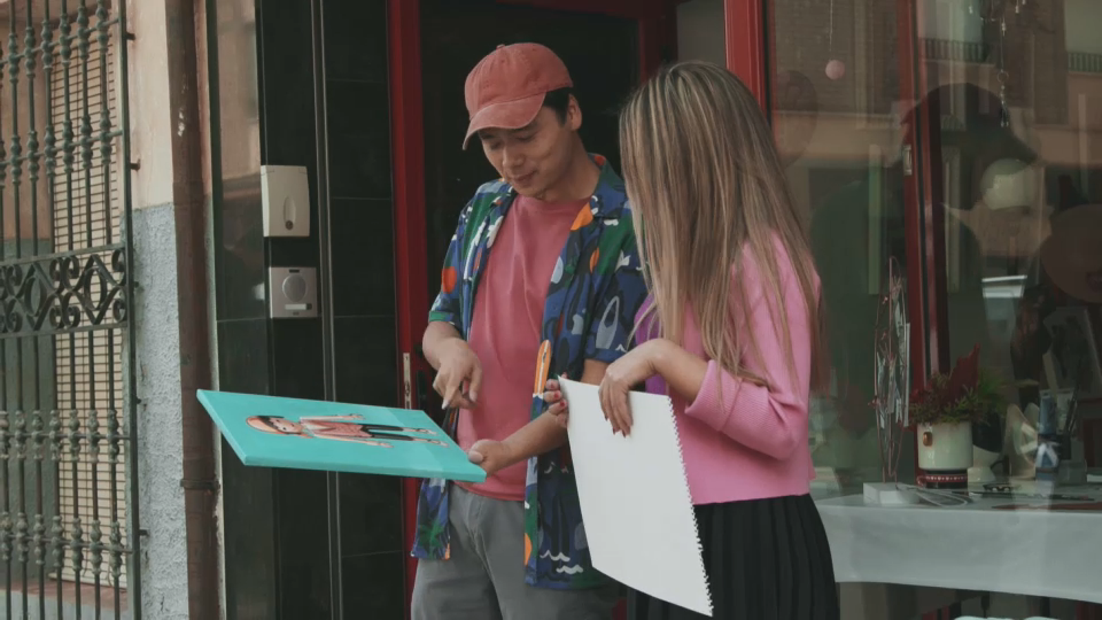 Rebeca mostra a Hu el ninot de Playmobil amb la seua cara i la vestimenta de Castalla