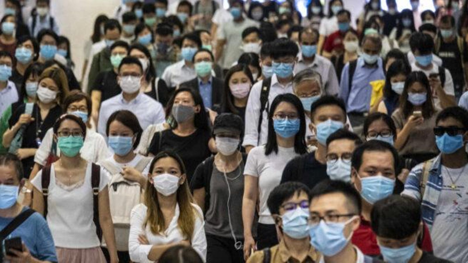 Passatgers amb mascareta a l'estació central de Hong Kong (Xina)