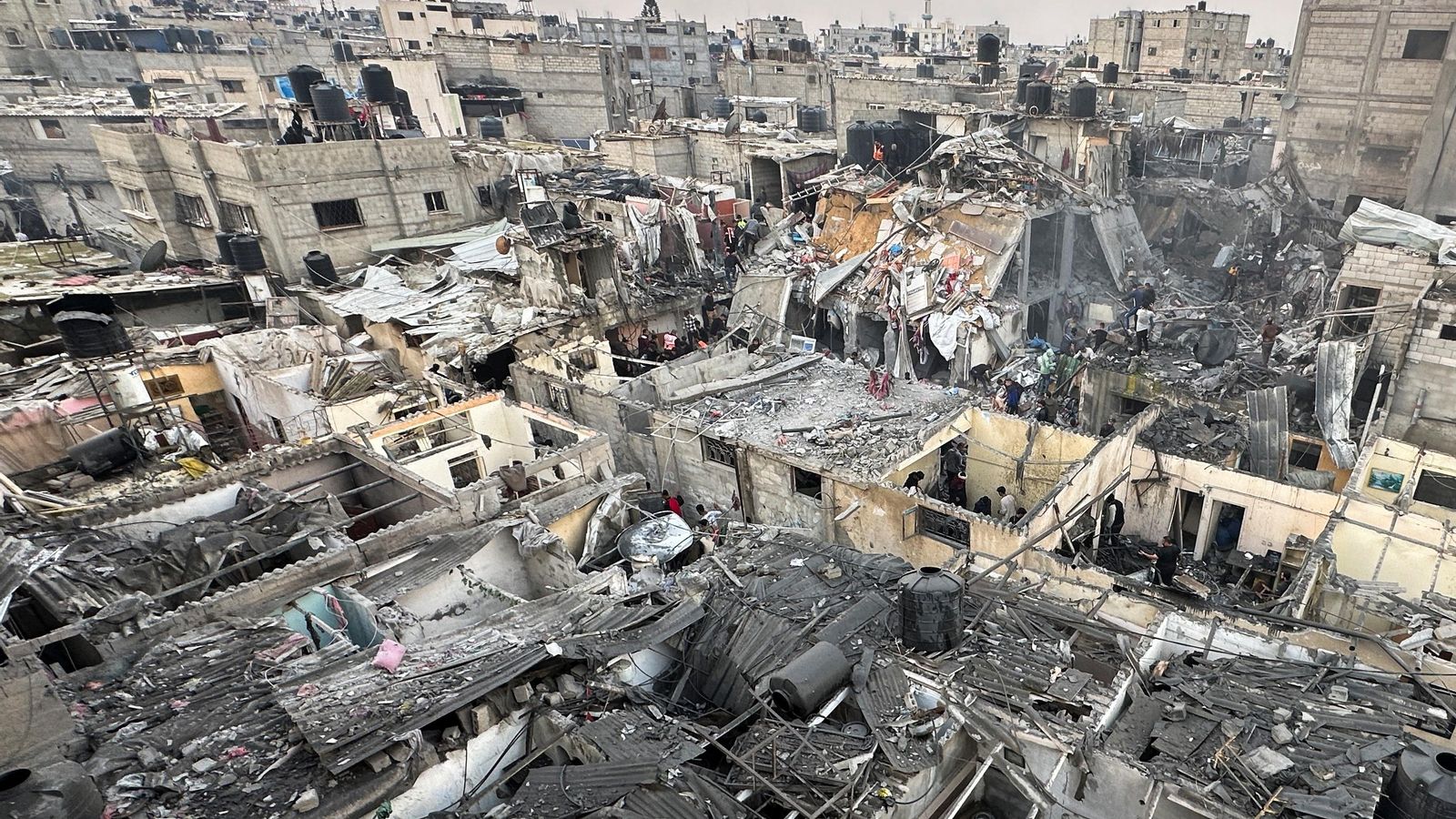 Veïns de Rafah (sud de la Franja de Gaza) busquen supervivents després d'un bombardeig Veïns de Rafah (sud de la Franja de Gaza) busquen supervivents després d'un bombardeig