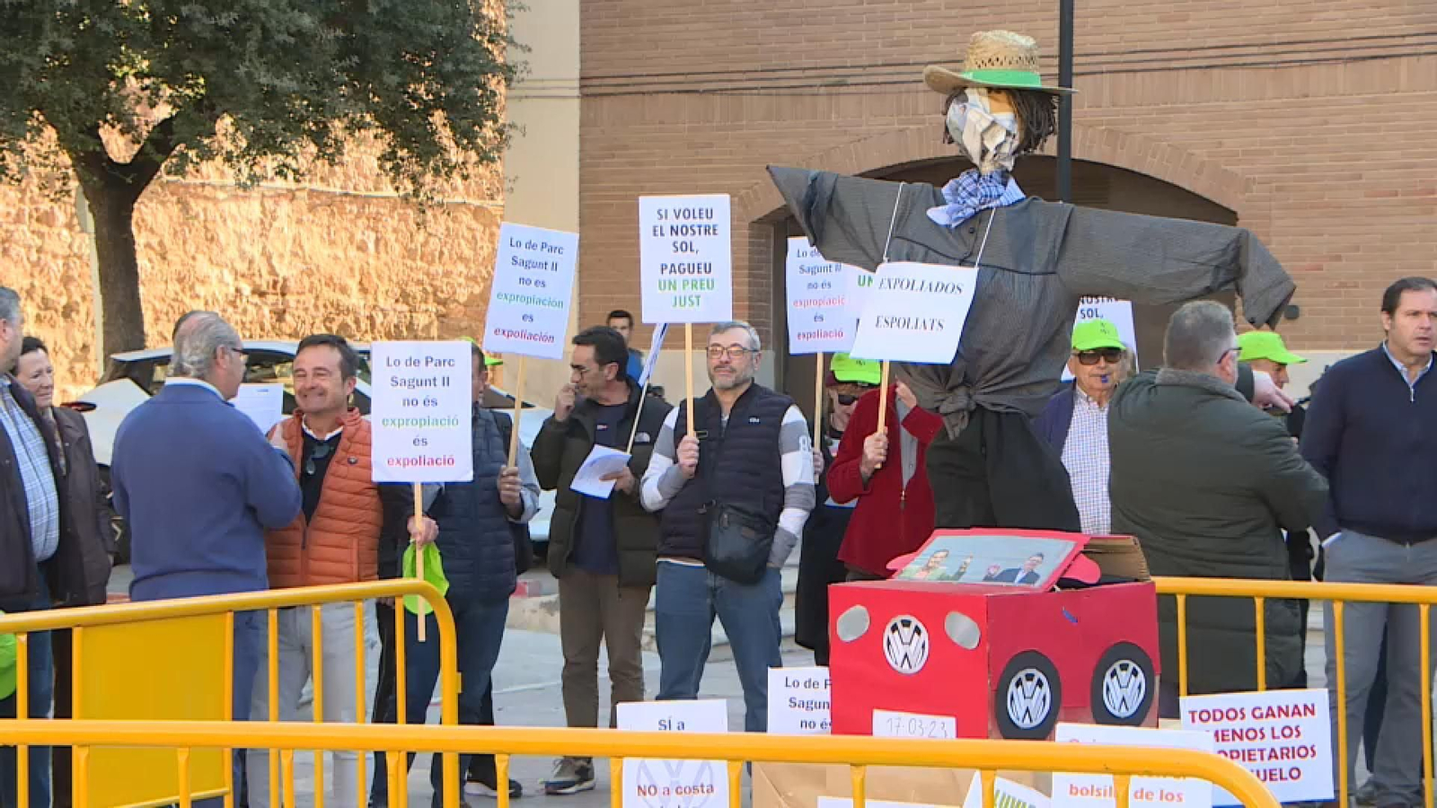 En imatge, la falla plantada en protesta per la situació de les persones expropiades