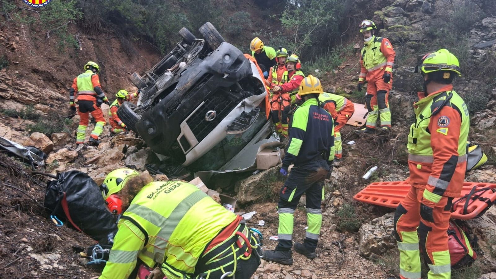 Bombers actuen per a rescatar el conductor a Sot de Xera