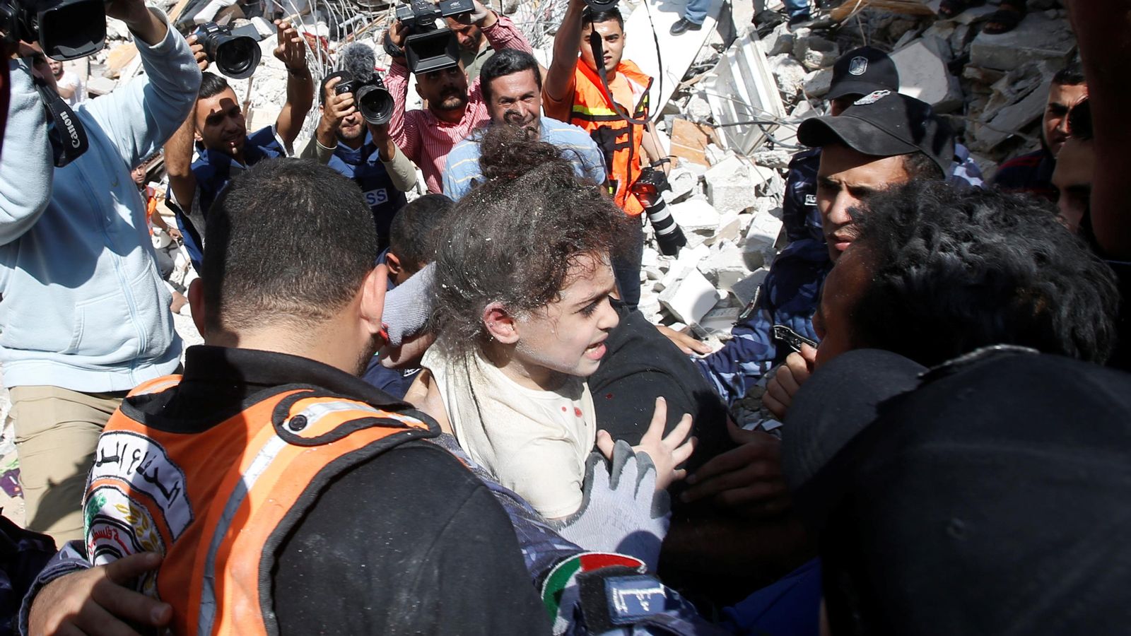 Rescaten amb vida una xiqueta que va quedar atrapada entre els enderrocs d'un edifici bombardejat a Gaza
