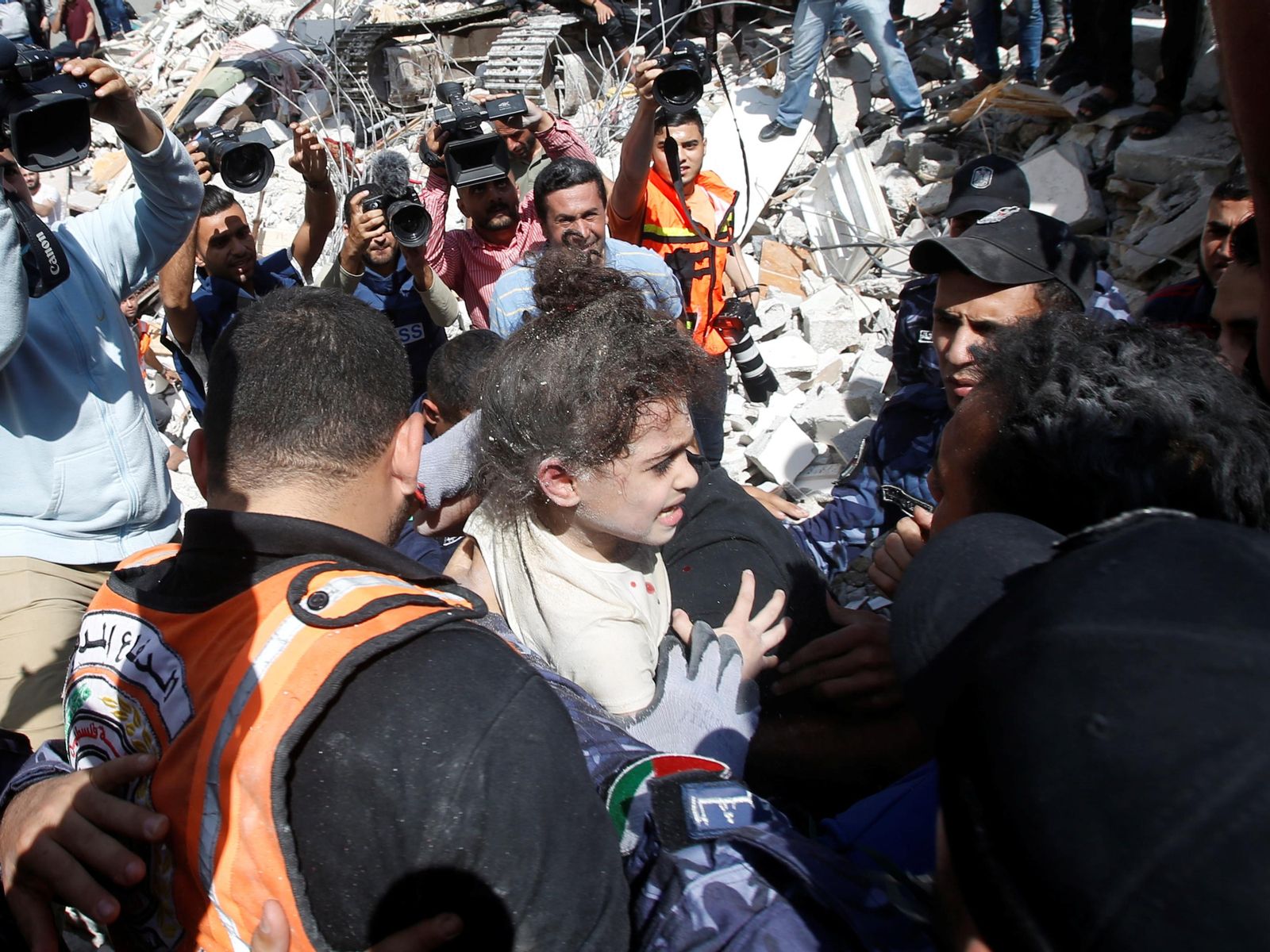 Rescaten amb vida una xiqueta que va quedar atrapada entre els enderrocs d'un edifici bombardejat a Gaza