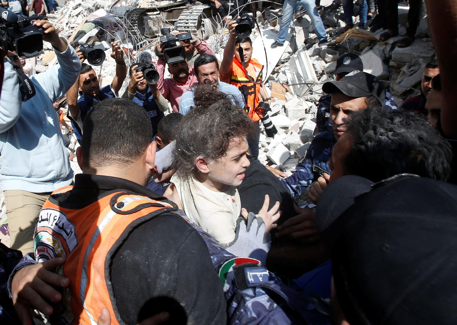 Rescaten amb vida una xiqueta que va quedar atrapada entre els enderrocs d'un edifici bombardejat a Gaza