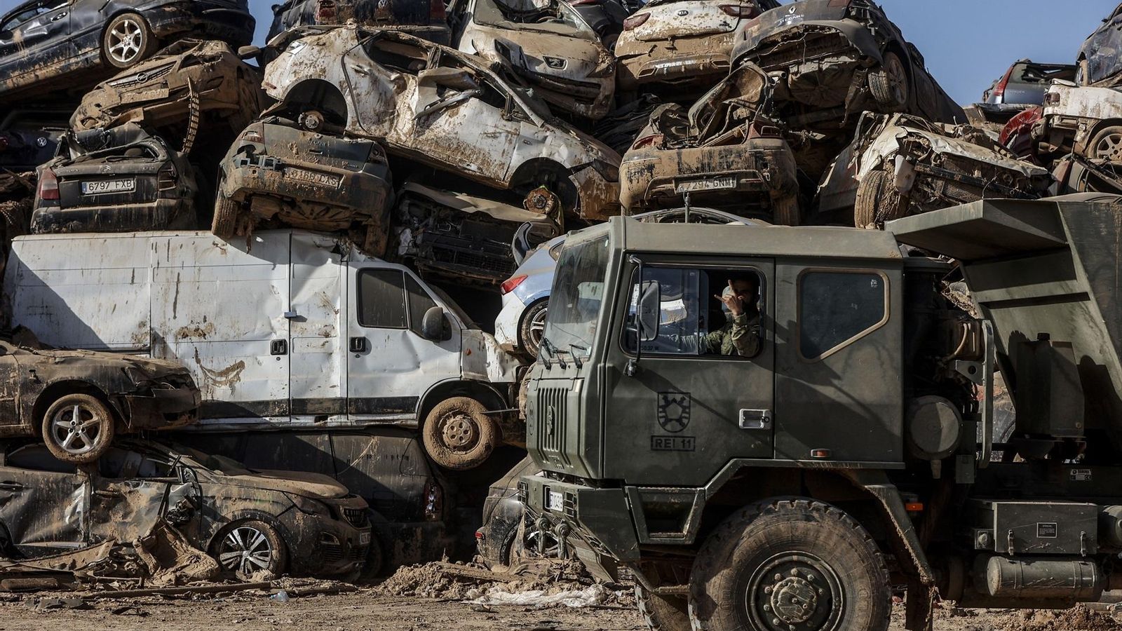 Muntanyes de vehicles en un polígon de Catarroja, a finals de novembre