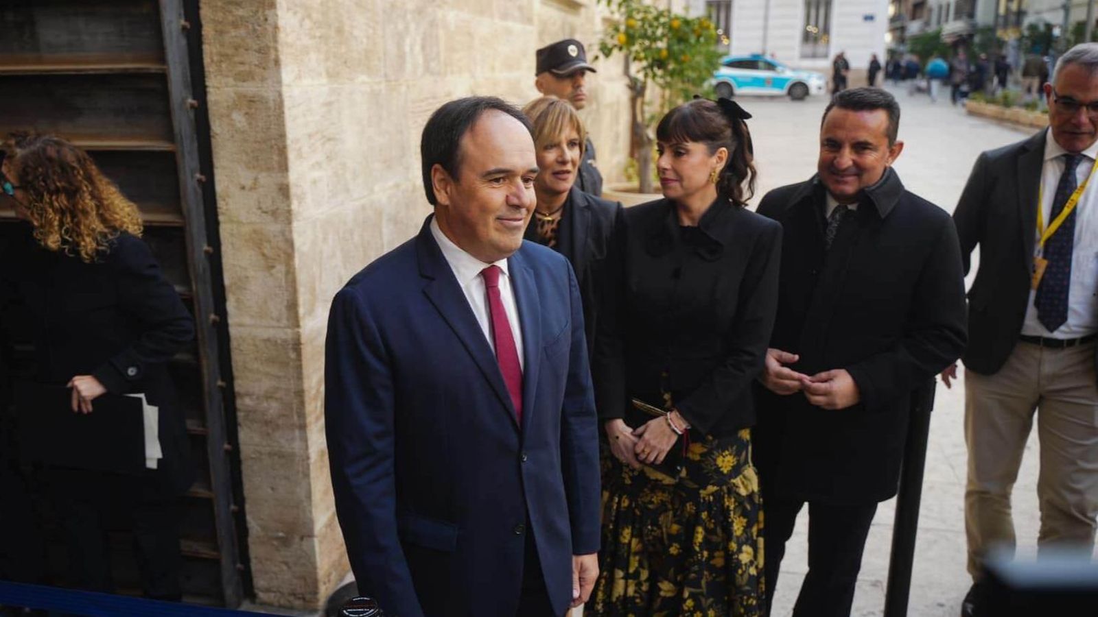 La dona de Juanfran Pérez Llorca, Vanesa Soler, acompanya el president de la Generalitat durant l'acte d'investidura
