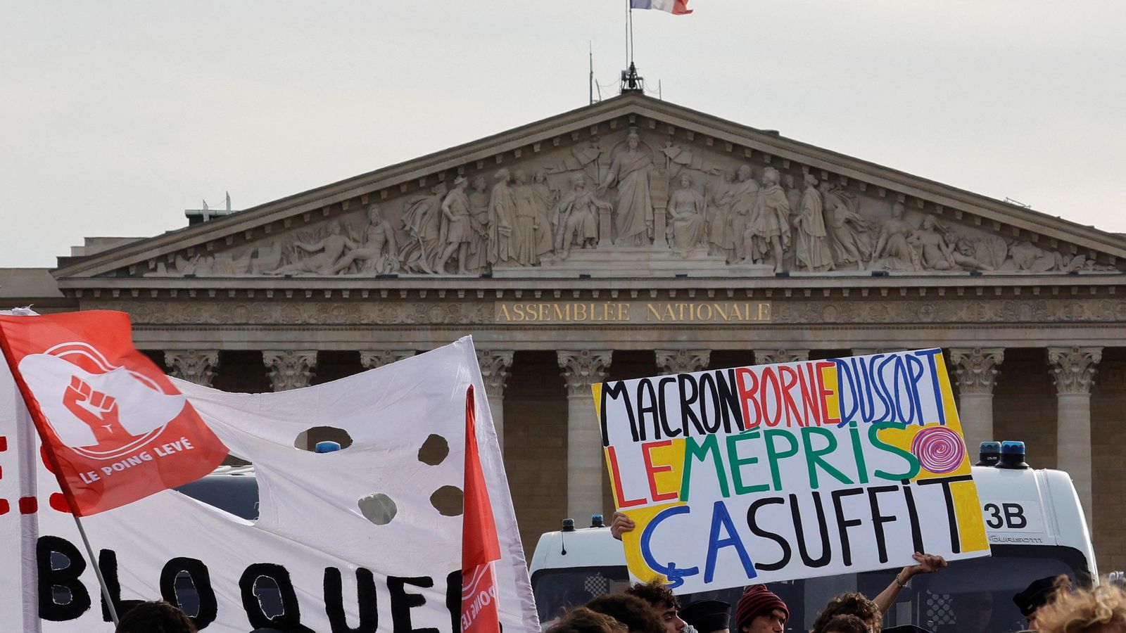 Manifestacions enfront de l'Assemblea Nacional per la reforma de les pensions