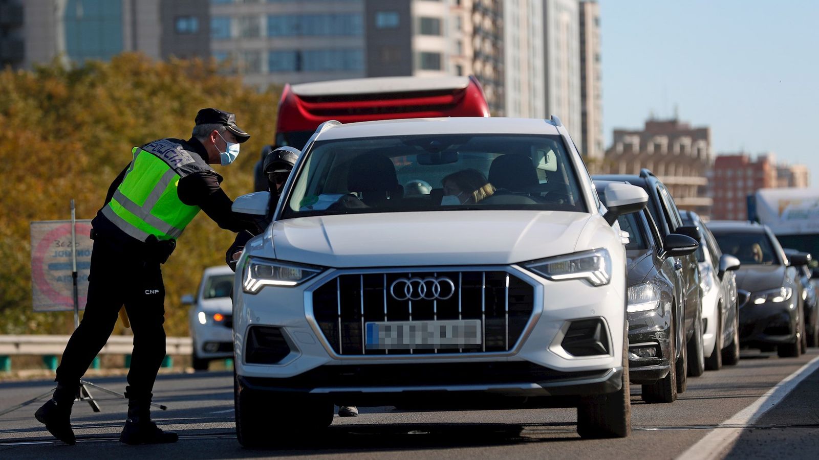 Control de la Policia Nacional situat a un dels punts d'entrada de la ciutat de València