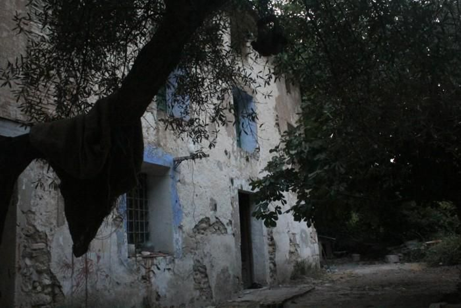 Tres joves enceten una campanya de finançament per a recuperar el mas del Potro