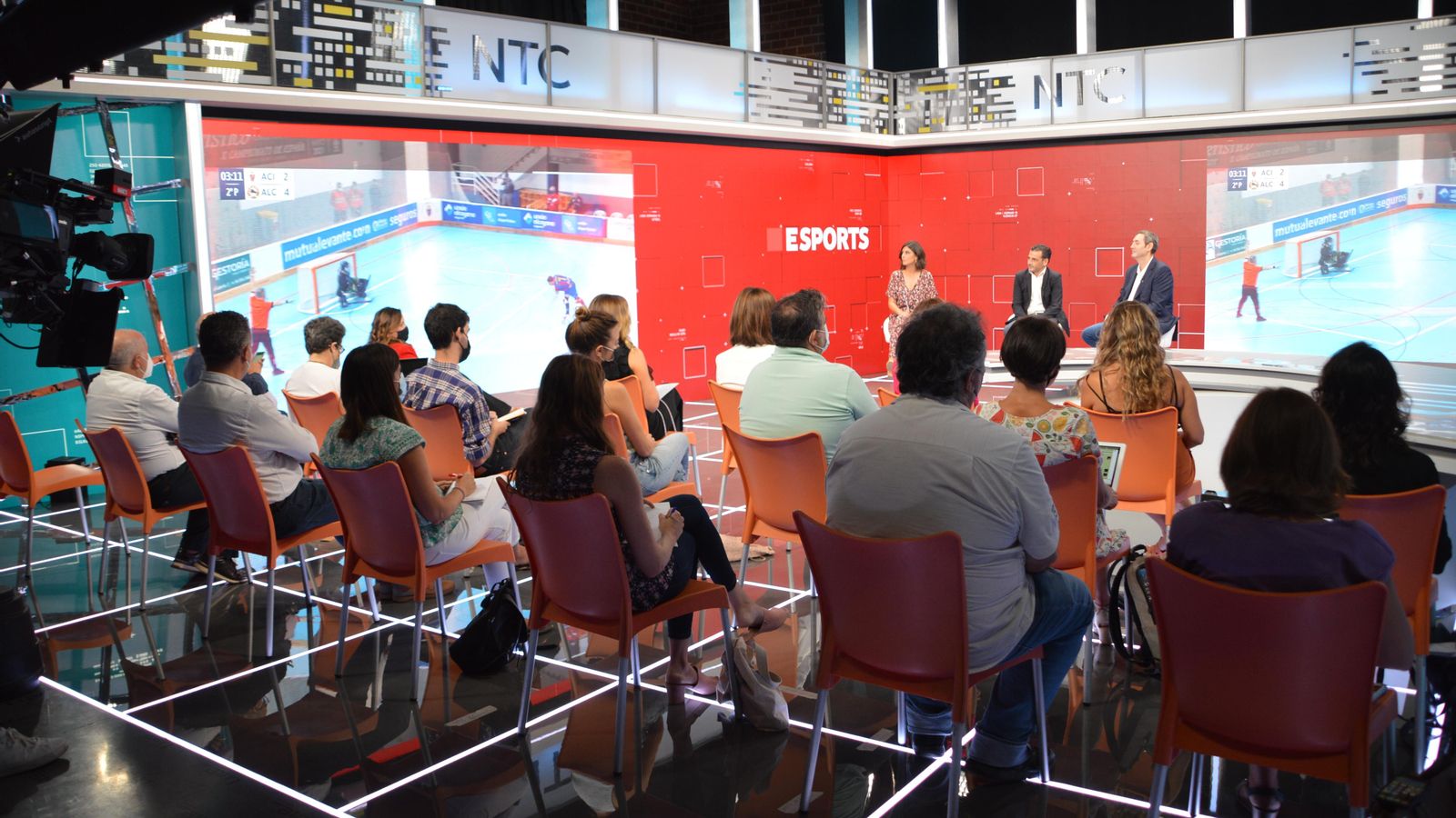 Al capdavant de l'acte de presentació, Raquel Ejerique (cap d'informatius), Alfred Costa (director general d'À Punt Mèdia) i Ricard Cobo (cap d'esports)