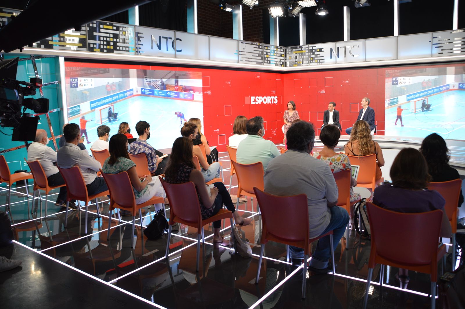Al capdavant de l'acte de presentació, Raquel Ejerique (cap d'informatius), Alfred Costa (director general d'À Punt Mèdia) i Ricard Cobo (cap d'esports)