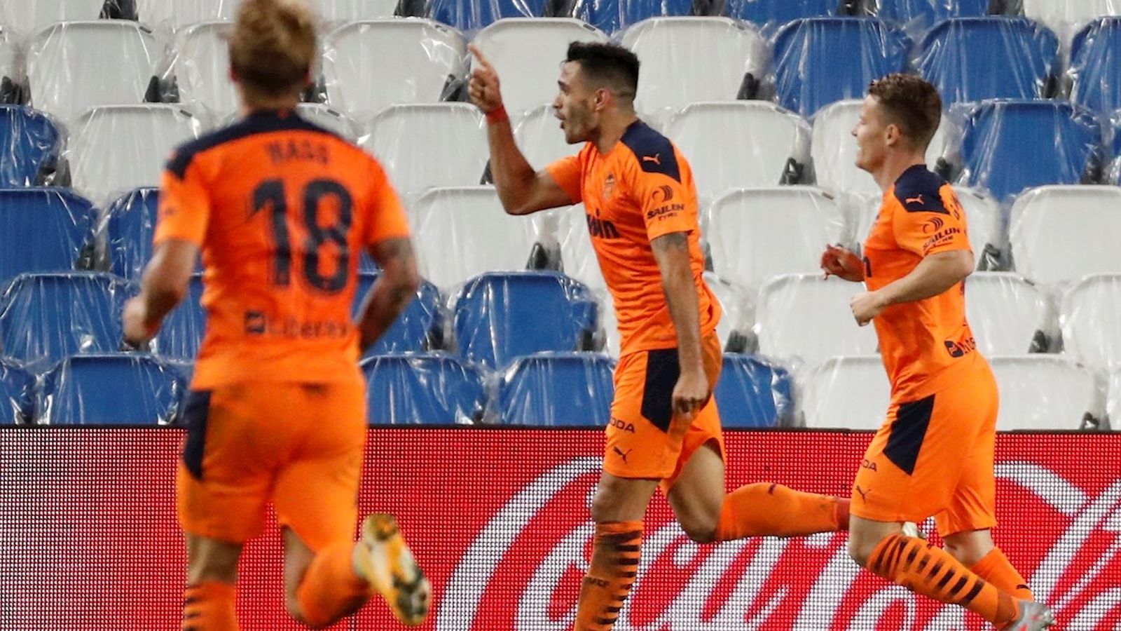 Els jugadors del València celebren el gol de Maxi Gómez