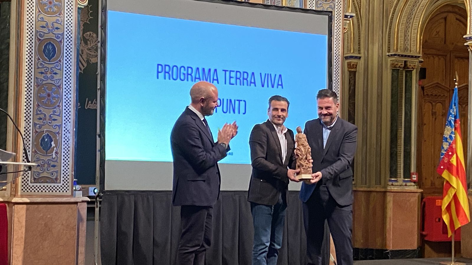 Alfred Costa, director General d'À Punt, i Paco Bautista, director del programa 'Terra Viva', reben el premi de la mà d'Antoni Gaspar, president de la Diputació de València